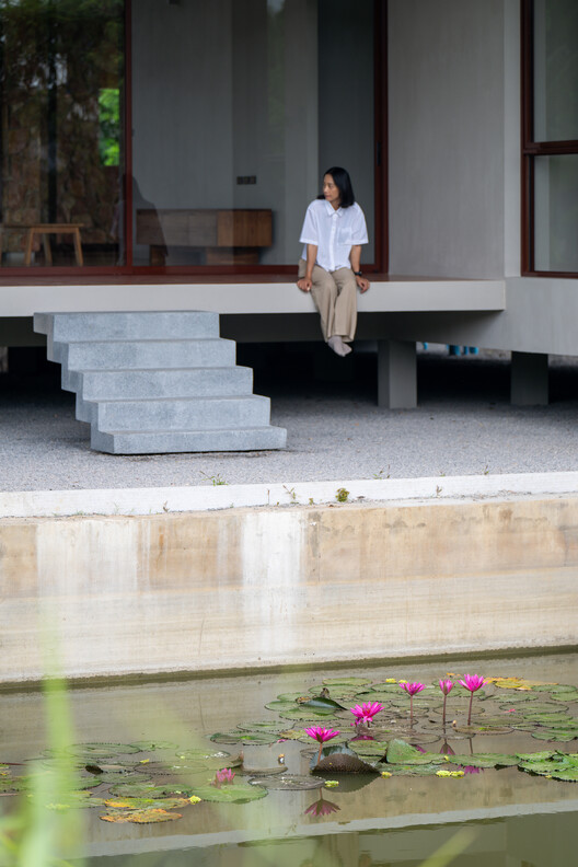 Baan Rim Bua House / VYN Studio Baan Rim Bua House / VYN Studio - Fotografia de Interiores, Escada, Aido