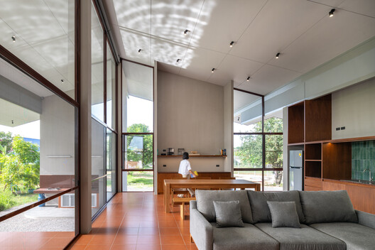 Baan Rim Bua House / VYN Studio Baan Rim Bua House / VYN Studio - Fotografia de Interiores, Sala de Estar, Porta, Vidro, Cadeira