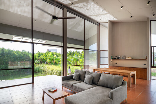 Baan Rim Bua House / VYN Studio Baan Rim Bua House / VYN Studio - Fotografia de Interiores, Sala de Estar, Cadeira, Vidro