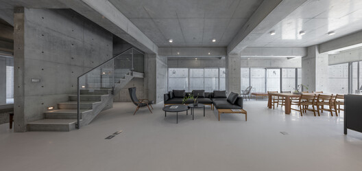 Fengyuan Residence / Mao, Shen-Chiang Architecture Studio Fengyuan Residence / Mao, Shen-Chiang Architecture Studio - Interior Photography, Living Room, Glass, Concrete