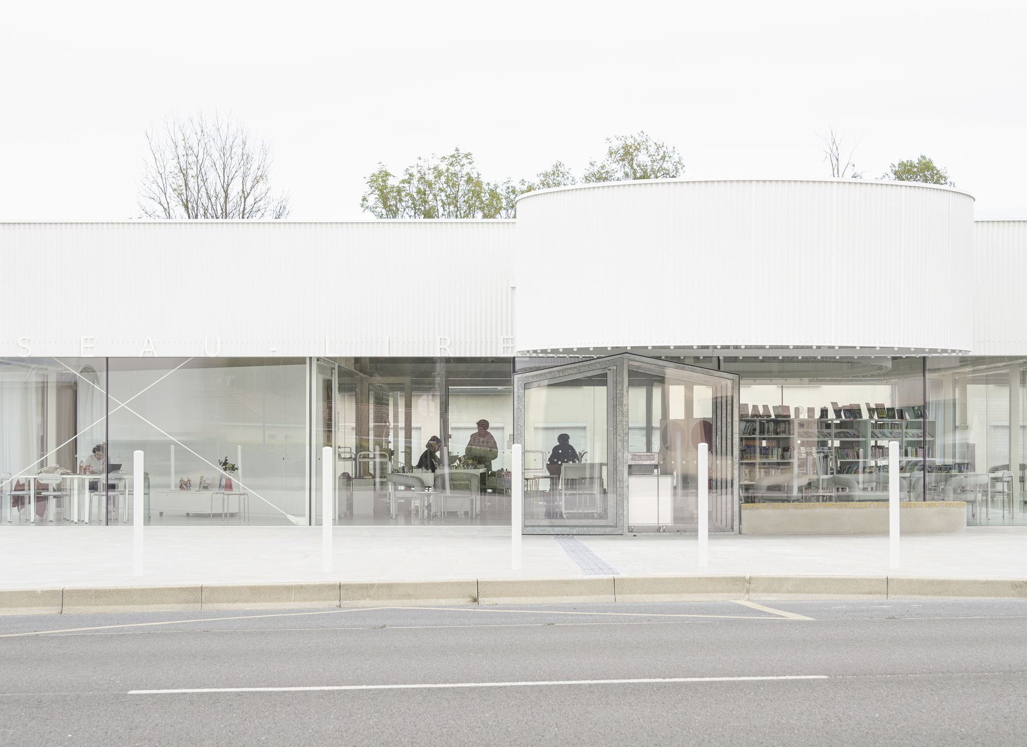 Una biblioteca francesa convierte el borde de carretera en lugar de encuentro, vista 3
