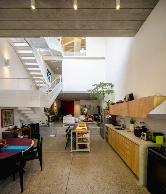 Casa Votupoca / ARKITITO Arquitetura Casa Votupoca / ARKITITO Arquitetura - Interior Photography, Kitchen, Chair