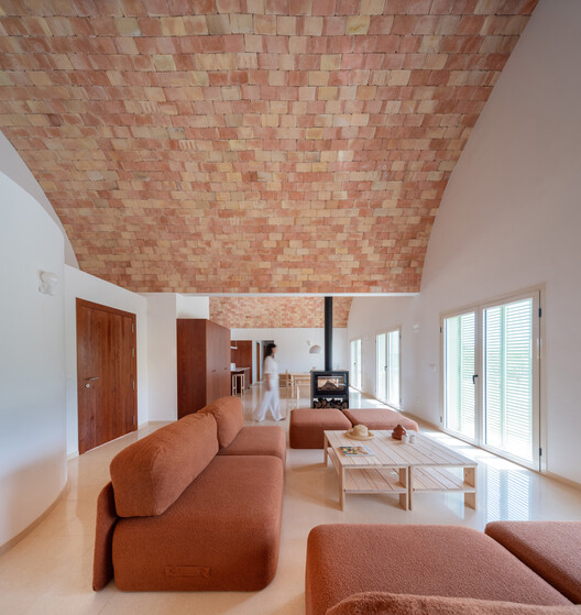 Casa Vereda / L'Aura Ortín Architecture for Happiness Casa Vereda / L'Aura Ortín Architecture for Happiness - Interior Photography, Living Room, Brick, Beam