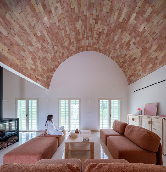 Casa Vereda / L'Aura Ortín Architecture for Happiness Casa Vereda / L'Aura Ortín Architecture for Happiness - Interior Photography, Living Room, Lighting, Brick, Chair, Beam