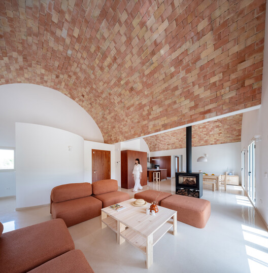 Casa Vereda / L'Aura Ortín Architecture for Happiness Casa Vereda / L'Aura Ortín Architecture for Happiness - Interior Photography, Living Room, Brick, Beam, Chair