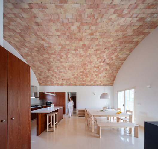 Casa Vereda / L'Aura Ortín Architecture for Happiness Casa Vereda / L'Aura Ortín Architecture for Happiness - Interior Photography, Brick, Beam