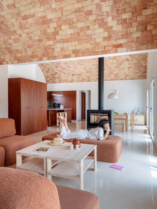 Casa Vereda / L'Aura Ortín Architecture for Happiness Casa Vereda / L'Aura Ortín Architecture for Happiness - Interior Photography, Living Room, Wood, Sofa, Lighting, Brick, Chair