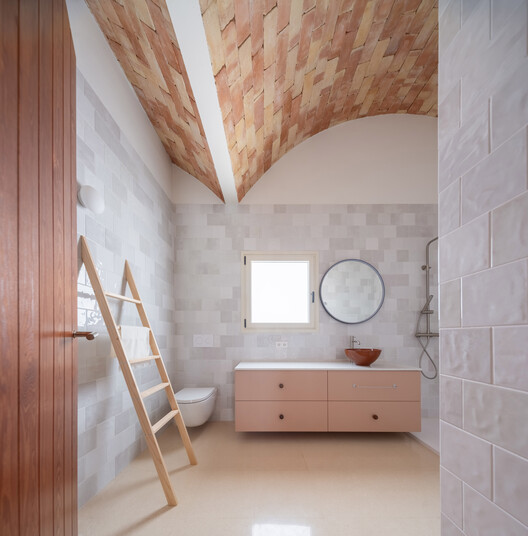 Casa Vereda / L'Aura Ortín Architecture for Happiness Casa Vereda / L'Aura Ortín Architecture for Happiness - Interior Photography, Bathroom, Brick, Sink