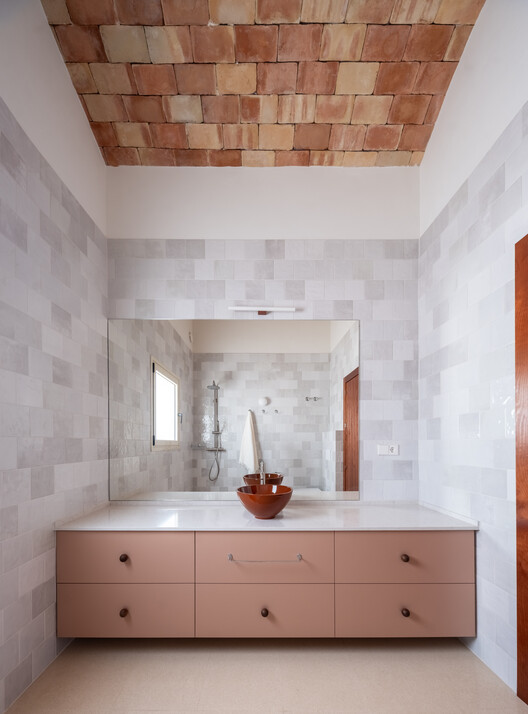 Casa Vereda / L'Aura Ortín Architecture for Happiness Casa Vereda / L'Aura Ortín Architecture for Happiness - Interior Photography, Bathroom, Brick, Countertop, Sink