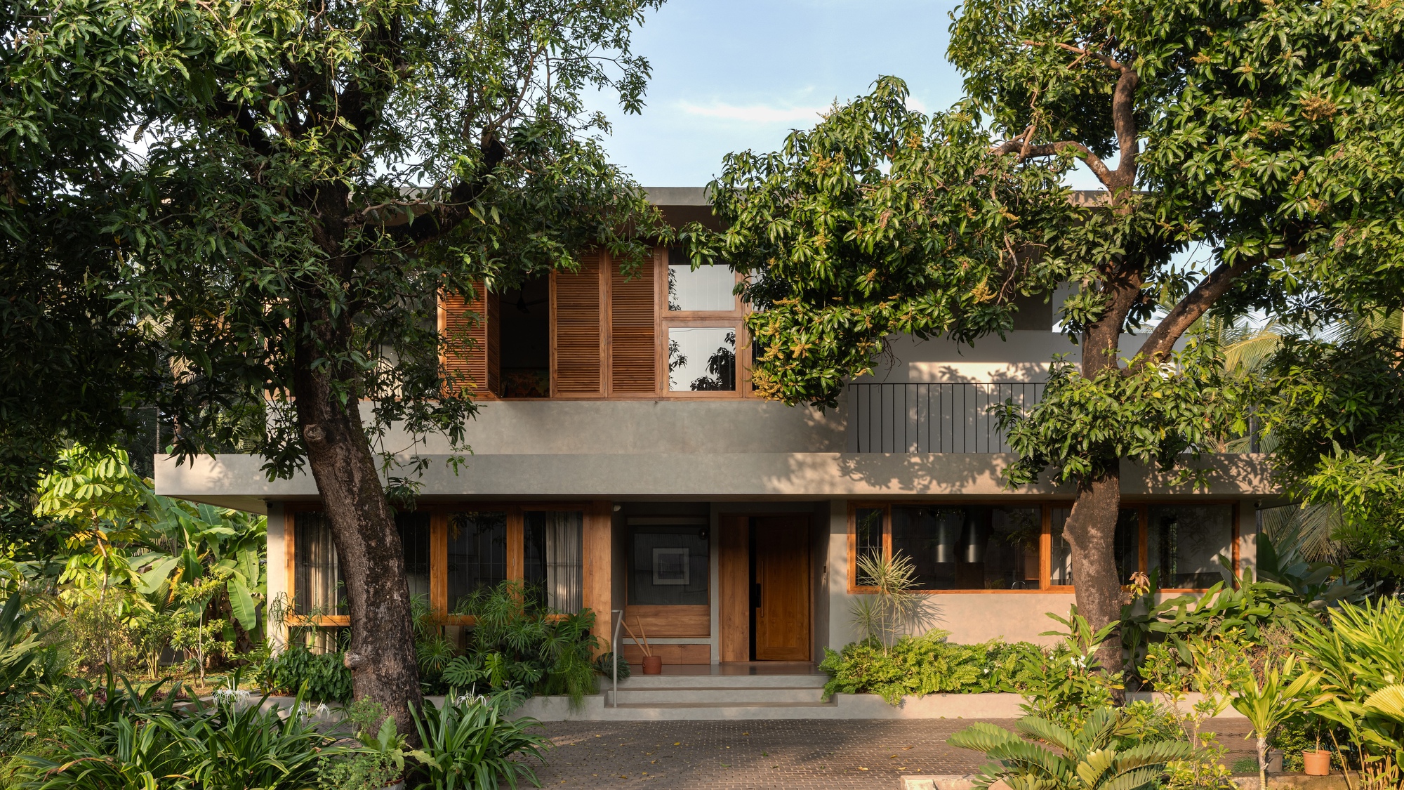 House Beyond the Mango Trees / inLe architects