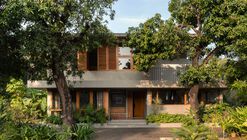 House Beyond the Mango Trees / inLe architects