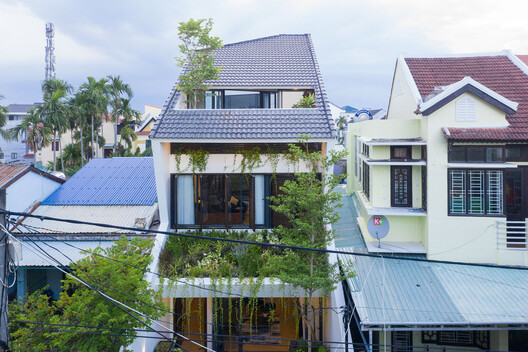 Climate, Density, and Spatial Layers: 18 Houses Shaping Contemporary Vietnamese Architecture - Image 12 of 19