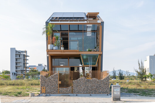 Climate, Density, and Spatial Layers: 18 Houses Shaping Contemporary Vietnamese Architecture - Image 13 of 19