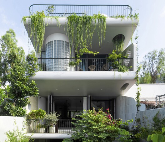 Climate, Density, and Spatial Layers: 18 Houses Shaping Contemporary Vietnamese Architecture - Image 14 of 19
