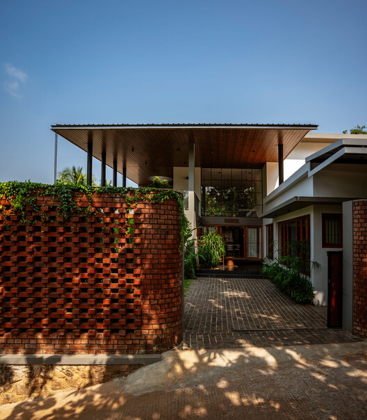 Bare Brick House / Yuuga Design Collective Bare Brick House / Yuuga Design Collective - Exterior Photography, Garden
