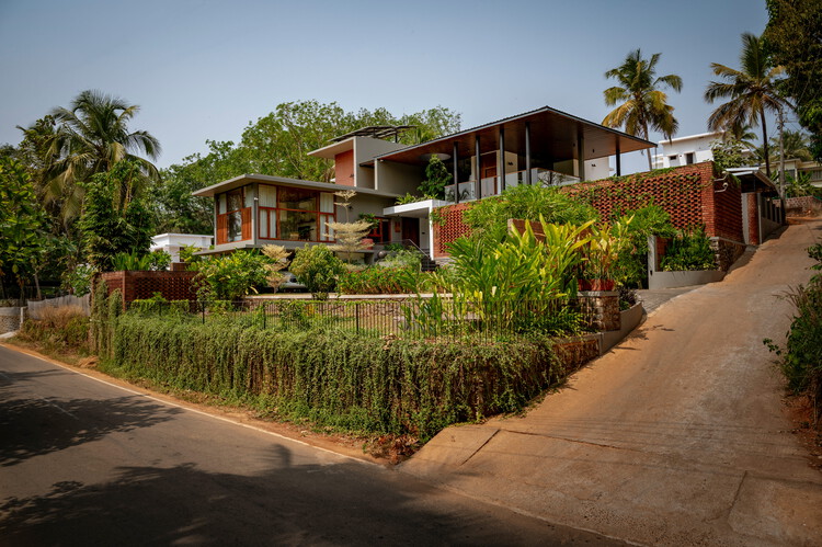 Bare Brick House / Yuuga Design Collective - Exterior Photography, Garden, Balcony