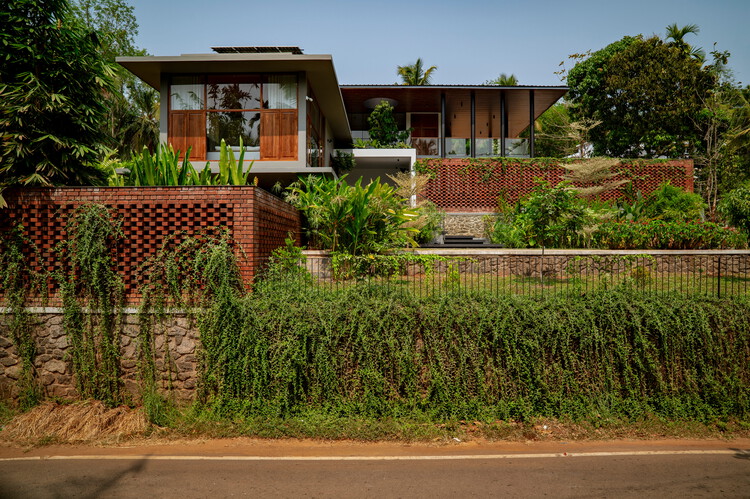 Bare Brick House / Yuuga Design Collective - Houses