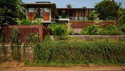 Bare Brick House / Yuuga Design Collective