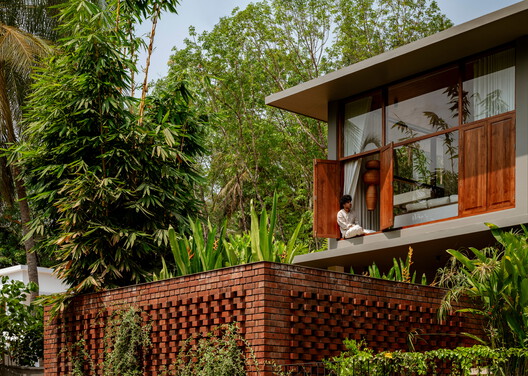 Bare Brick House / Yuuga Design Collective Bare Brick House / Yuuga Design Collective - Exterior Photography, Garden, Balcony