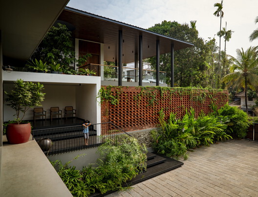 Bare Brick House / Yuuga Design Collective Bare Brick House / Yuuga Design Collective - Exterior Photography, Garden, Balcony, Courtyard