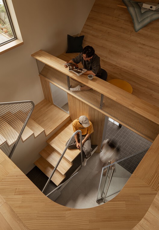 La Piel de la Casa de Piel / CANs architecture studio La Piel de la Casa de Piel / CANs architecture studio - Fotografía interior, Cocina, Escaleras, Madera, Barandas