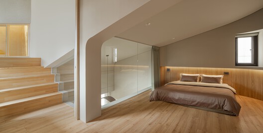 La Piel de la Casa de Piel / CANs architecture studio La Piel de la Casa de Piel / CANs architecture studio - Fotografía interior, Dormitorio, Madera, Iluminación, Camas, Sillas