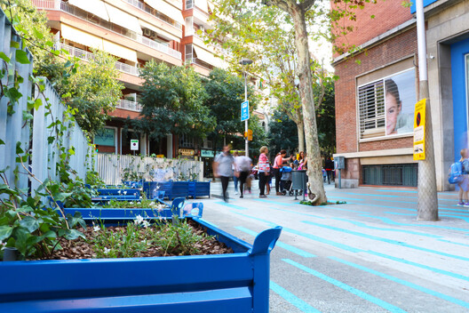 Designing the In-Between: From Tactical Interventions to Urban Policy in Barcelona Designing the In-Between: From Tactical Interventions to Urban Policy in Barcelona - Image 2 of 22