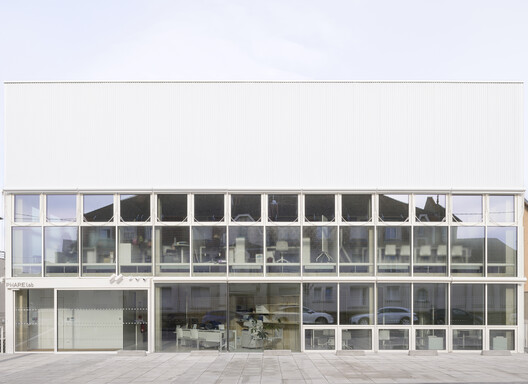 TOUR / GENS TOUR / GENS - Exterior Photography, Glass