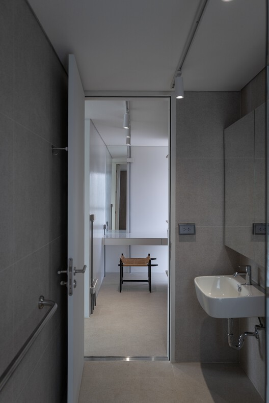 Mahachai Residence / Patara Architects Mahachai Residence / Patara Architects - Interior Photography, Bathroom, Lighting, Door, Glass
