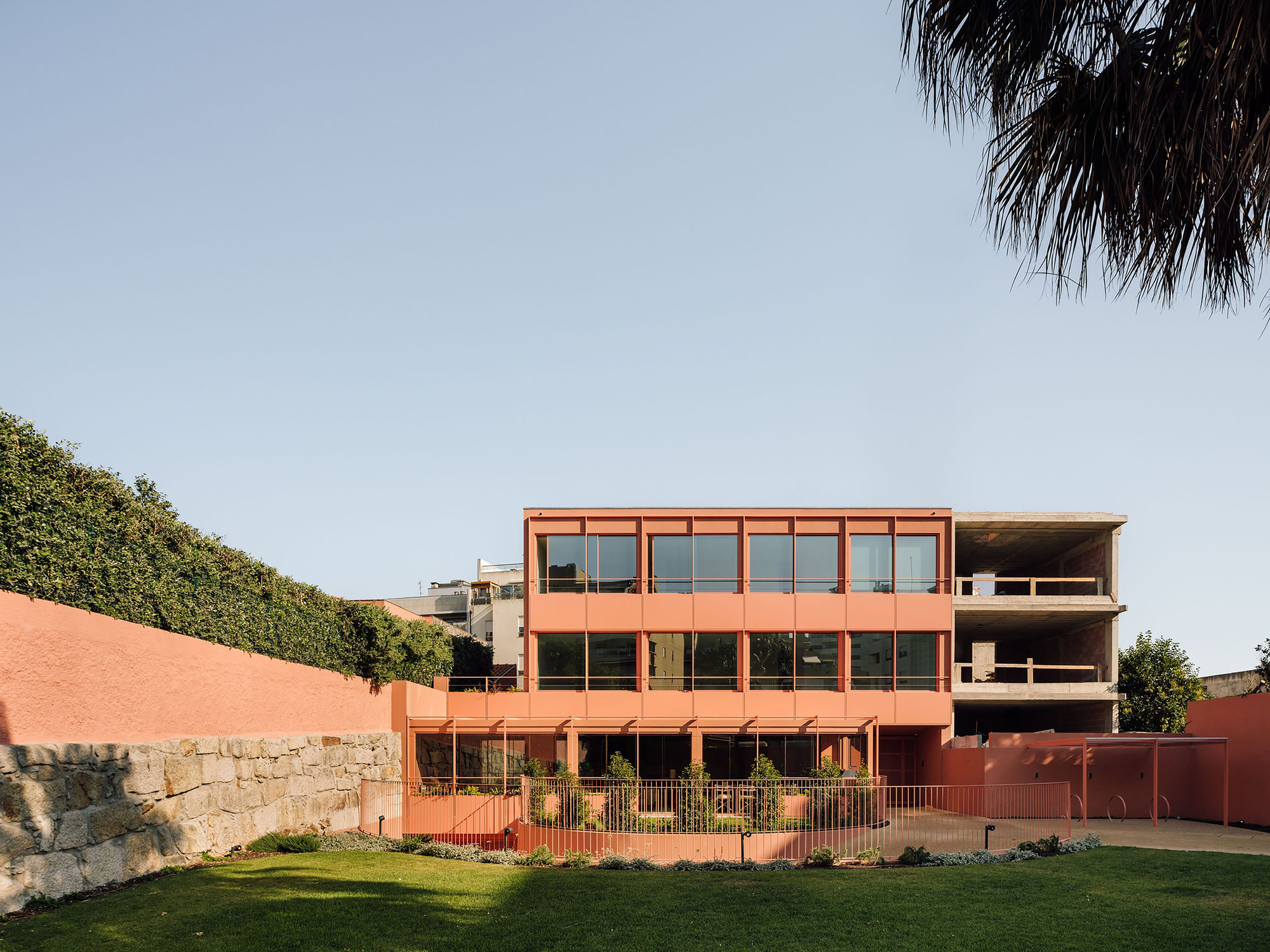 Un edificio residencial en Porto organiza su planta alrededor del sol y la ventilación cruzada, vista 2