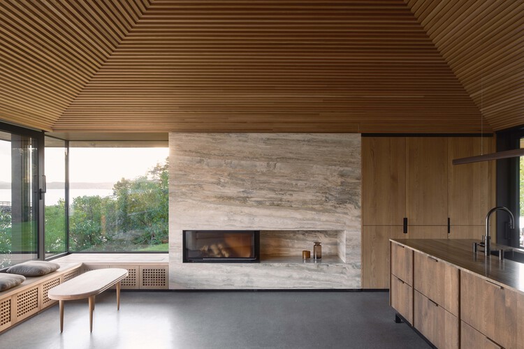 Cabin Ostøya / R21 Arkitekter - Interior Photography, Residential Interiors, Kitchen, Door, Beam