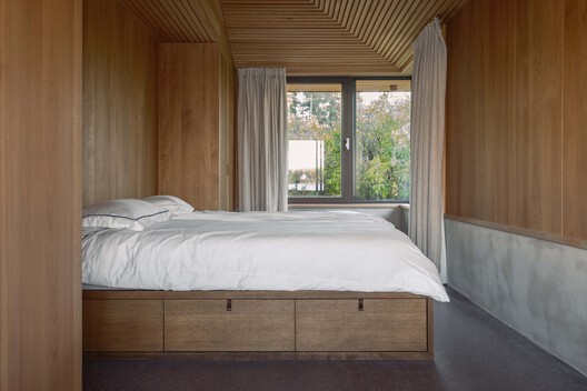 Cabaña Ostøya / R21 Arkitekter - Fotografía interior, Dormitorio, Madera, Camas