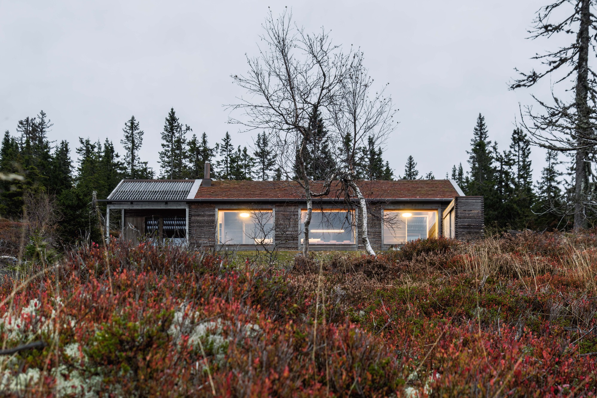 Una cabaña noruega concentra 120 m² bajo una cubierta que responde a la nieve, vista 2