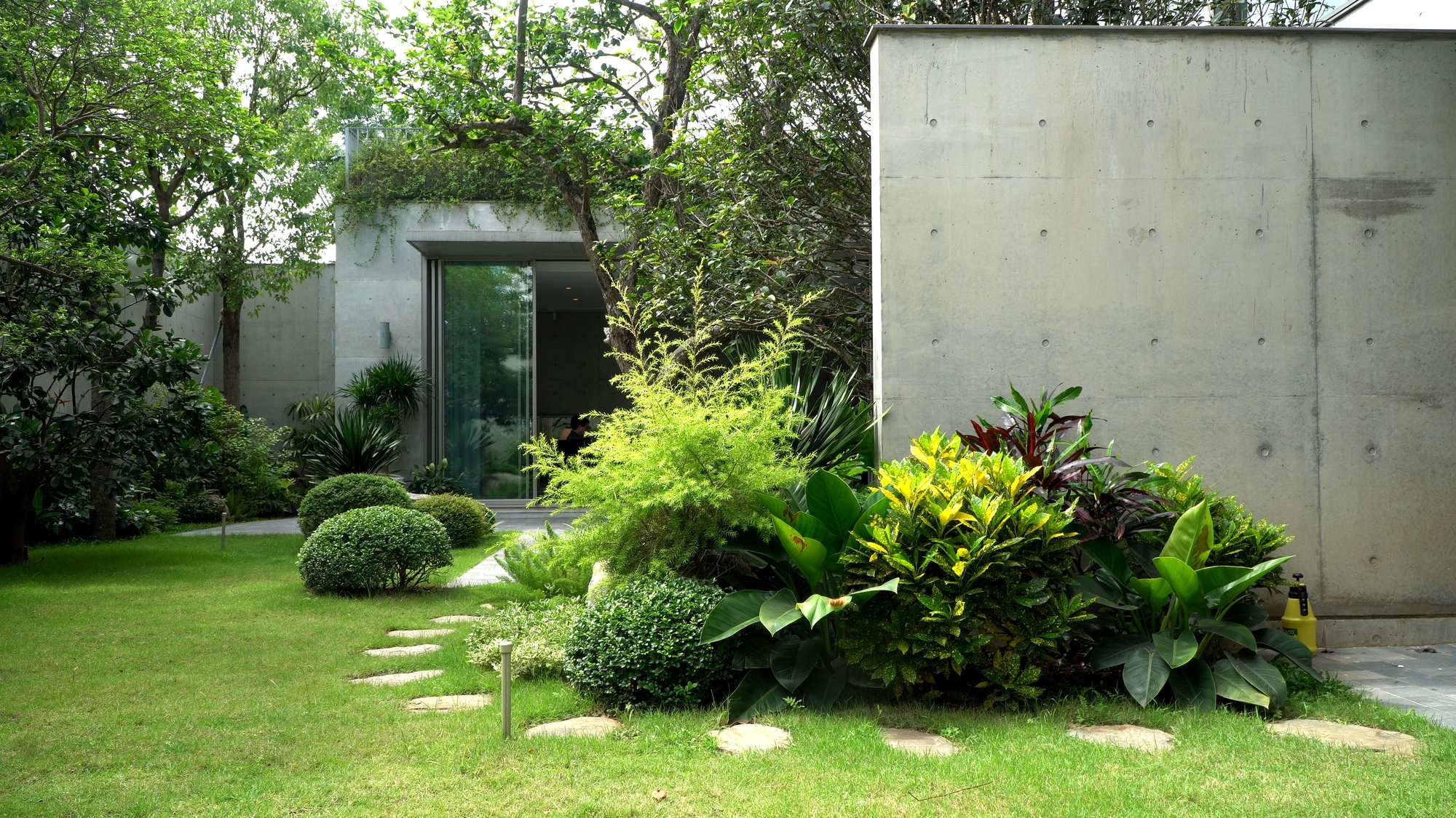 House Q usa un jardín interior como amortiguador climático para tres generaciones, vista 3