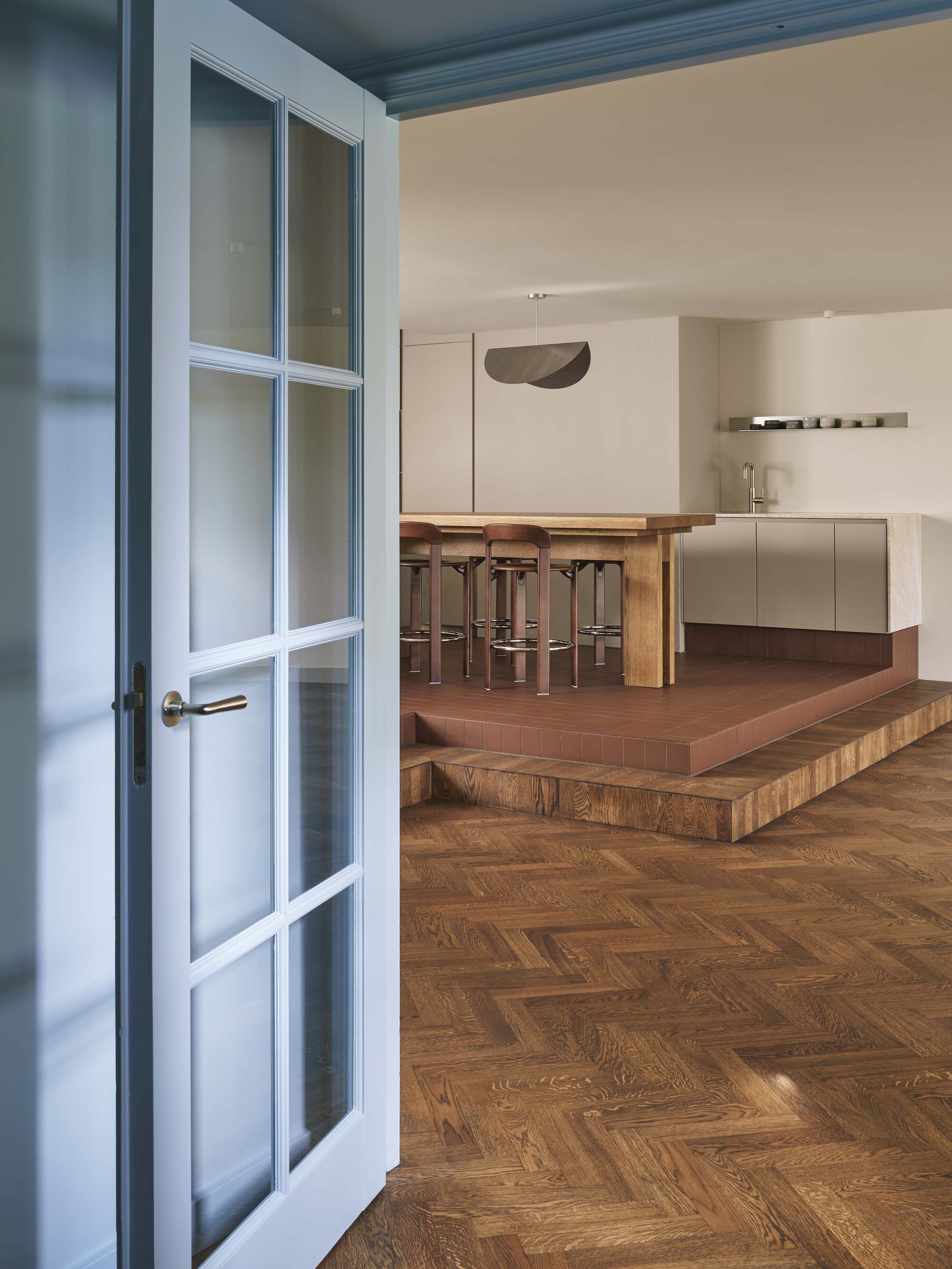 Home Herengracht reorganiza la llegada a un apartamento sobre los canales de Ámsterdam, vista 3