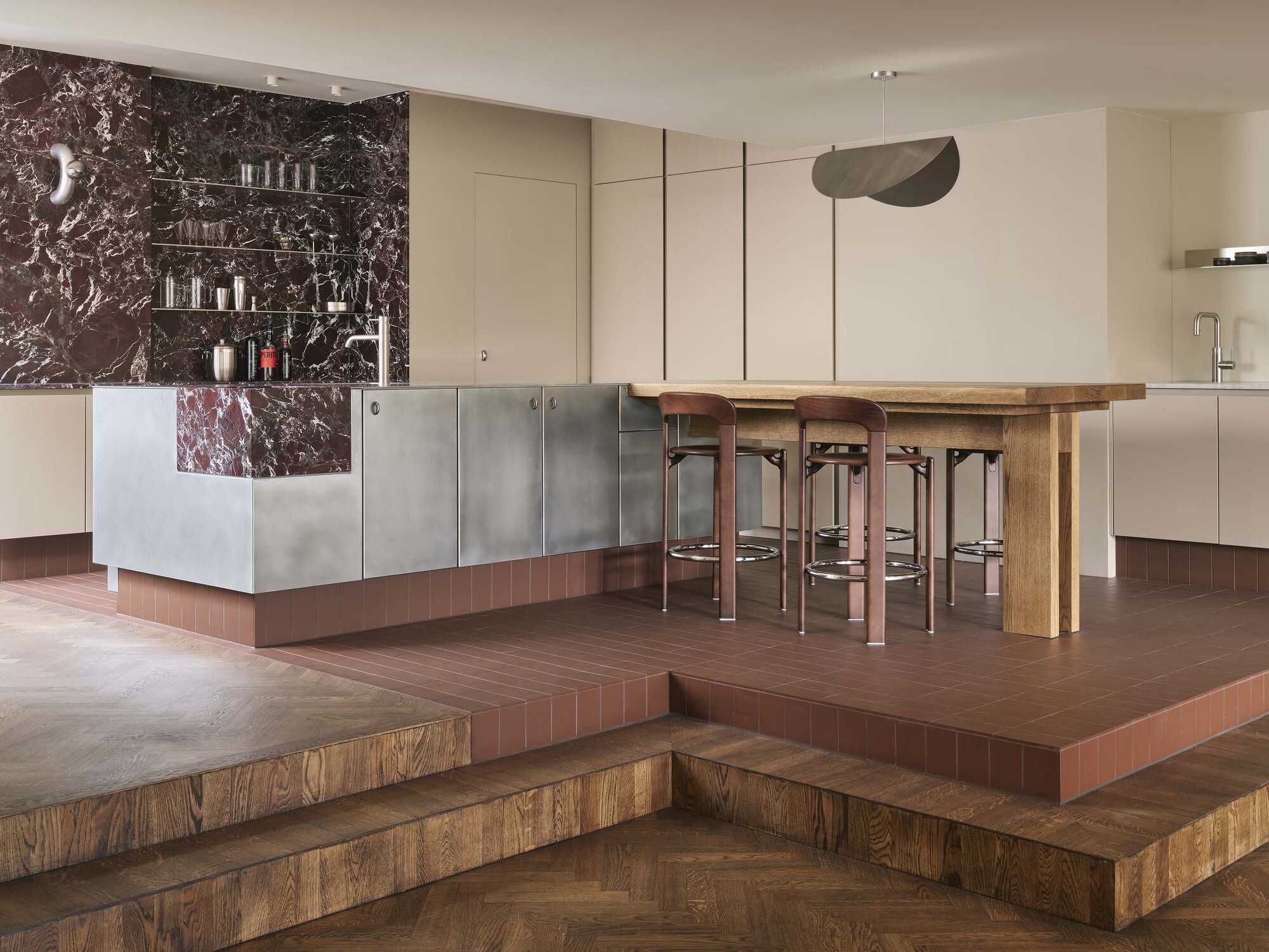 Home Herengracht reorganiza la llegada a un apartamento sobre los canales de Ámsterdam, vista 2