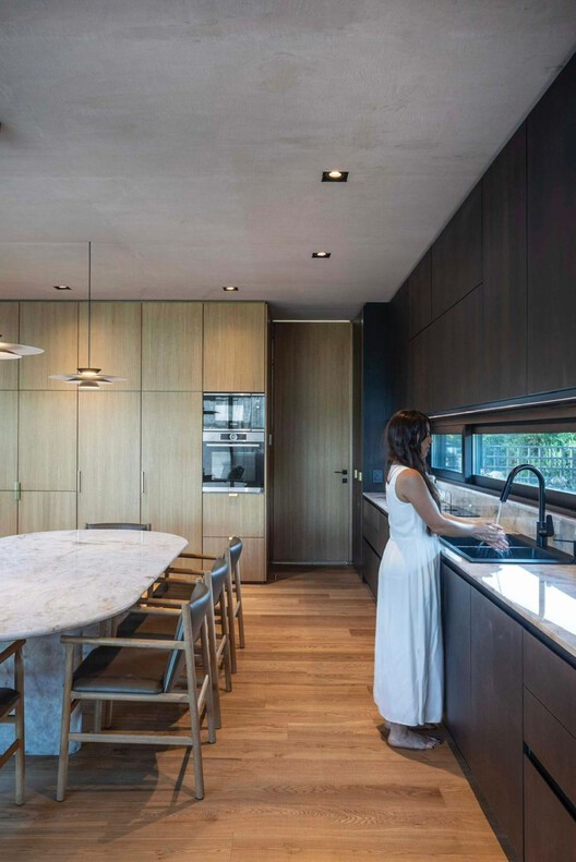Casa HIKARI / Estudio PK Casa HIKARI / Estudio PK - Fotografía interior, Cocina, Encimera, Madera, Iluminación, Sillas, Vidrio