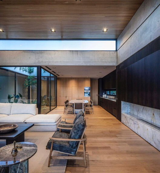 Casa HIKARI / Estudio PK Casa HIKARI / Estudio PK - Fotografía interior, Madera, Puerta, Sillas