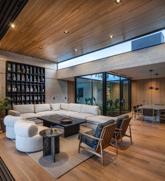 Casa HIKARI / Estudio PK Casa HIKARI / Estudio PK - Fotografía interior, Sala de estar, Madera, Sillones, Mesas, Iluminación, Sillas