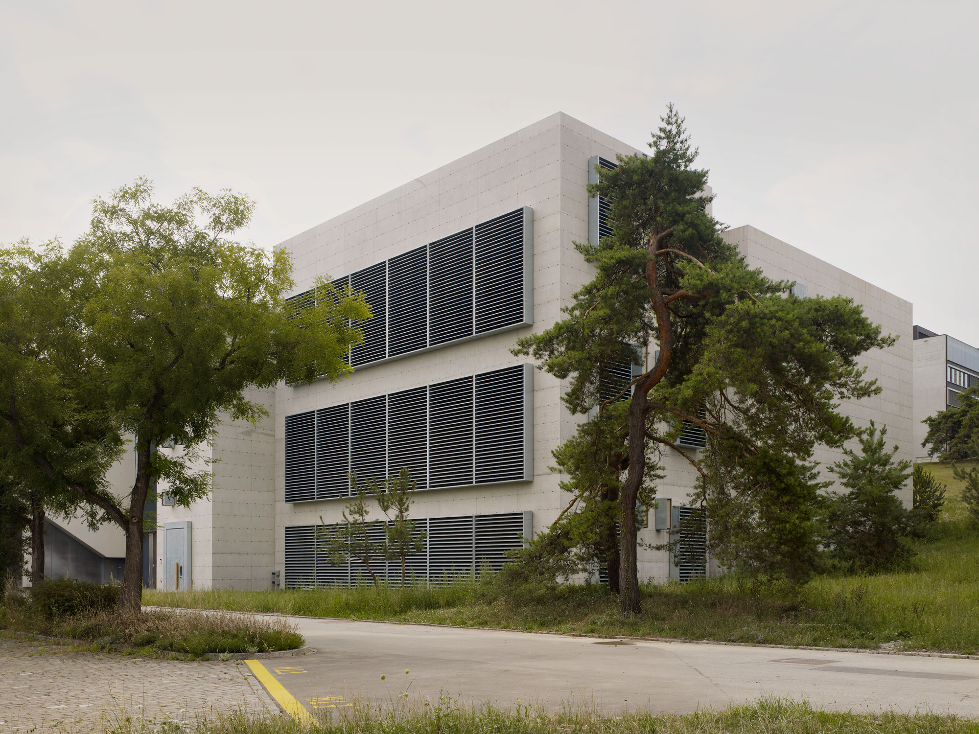 El centro de datos de ETH Zúrich convierte su cubierta técnica en hábitat urbano, vista 4