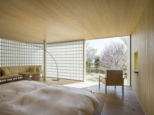SIMOSE Museum & Auberge / Shigeru Ban Architects SIMOSE Museum & Auberge / Shigeru Ban Architects - Interior Photography, Bedroom, Balcony