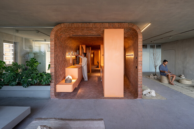 Middle Envelope Apartment / CROSSARCHITECTURE / Mehrdad Makaremi - More Images