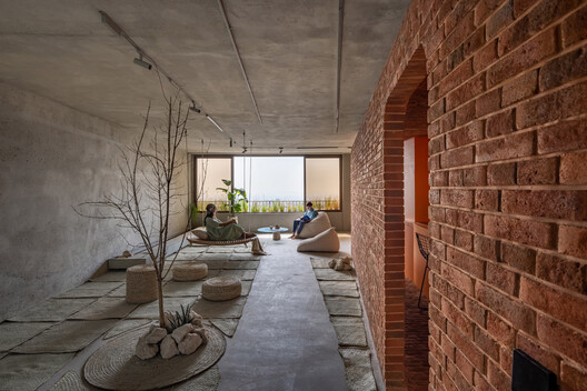 Middle Envelope Apartment / CROSSARCHITECTURE / Mehrdad Makaremi - Interior Photography, Living Room, Brick
