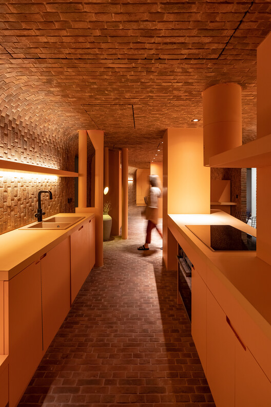 Middle Envelope Apartment / CROSSARCHITECTURE / Mehrdad Makaremi - Interior Photography, Kitchen, Wood, Lighting, Brick