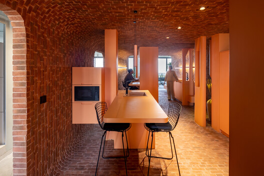 Middle Envelope Apartment / CROSSARCHITECTURE / Mehrdad Makaremi - Interior Photography, Dining room, Brick, Chair