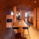 Middle Envelope Apartment / CROSSARCHITECTURE / Mehrdad Makaremi - Interior Photography, Apartment Interiors, Chair