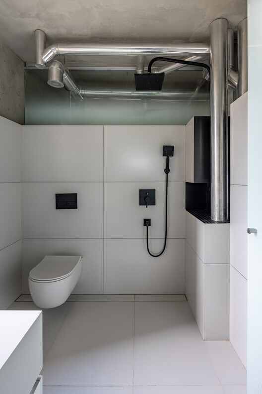 Middle Envelope Apartment / CROSSARCHITECTURE / Mehrdad Makaremi - Interior Photography, Bathroom, Toilet, Sink