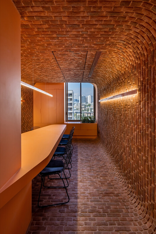 Middle Envelope Apartment / CROSSARCHITECTURE / Mehrdad Makaremi - Interior Photography, Brick