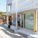 El estudio fotográfico como infraestructura local / ArchTank - Fotografía exterior, Interiores De Cafeterías, Balcón