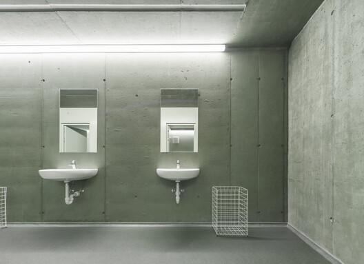 Centro de Protección Civil / Roland Baldi Architects Centro de Protección Civil / Roland Baldi Architects - Fotografía interior, Baño